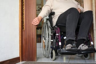 Damit man mit dem Rollstuhl gut durch die Tür kommt und dabei bequem die Arme an den Seiten zum Anschieben haben kann, sollte die Durchgangsbreite 90 Zentimeter betragen.
