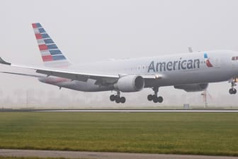 Ein Flugzeug der US-Fluggesellschaft "American Airlines": Ein Schauspieler hat die Airline wegen eines eingeklemmten Fingers verklagt.