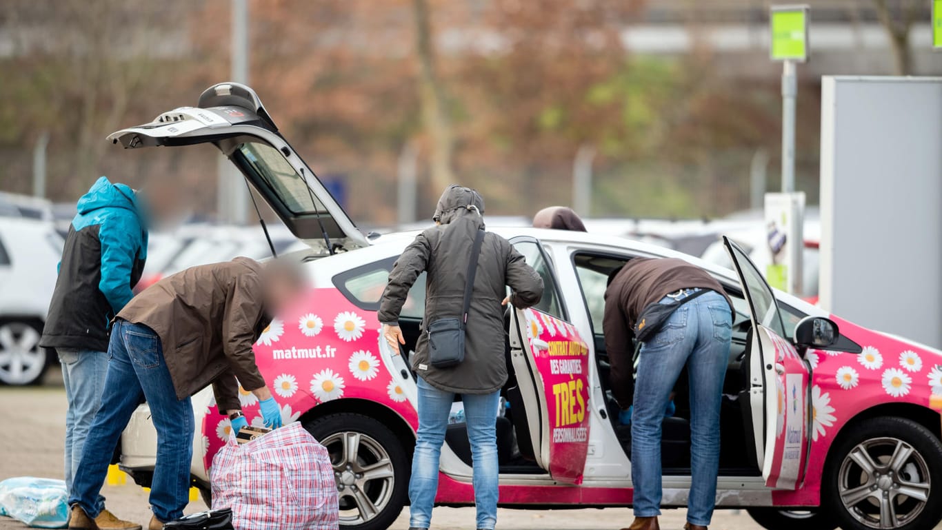 Ein französisches Taxi: Die Polizei hat das Fahrzeug auf der A1 bei Bremen gestoppt hat. Es wird auf dem Hof eines Automobilverkäufers untersucht. Drei Personen wurden zunächst festgenommen.