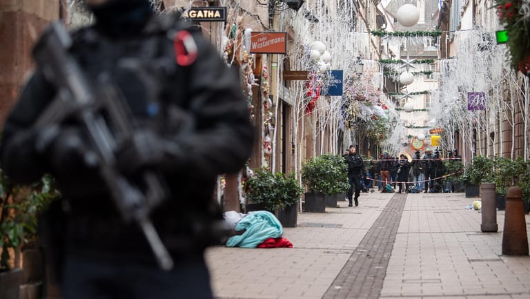 Ein Polizist steht nach einem Angriff in der Gegend des Straßburger Weihnachtsmarkts vor einem Tatort: Die Anti-Terror-Spezialisten der Pariser Staatsanwaltschaft haben die Ermittlungen übernommen.