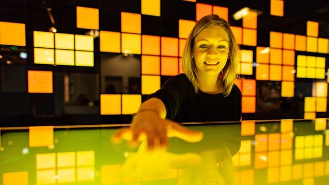 Die Kuratorin Judith Spickermann in der Ausstellung: "Künstliche Intelligenz und Robotik" im Heinz Nixdorf MuseumsForum. Die Kuratorin Judith Spickermann in der Ausstellung: "Künstliche Intelligenz und Robotik" im Heinz Nixdorf MuseumsForum.