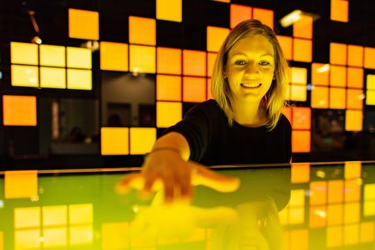 Die Kuratorin Judith Spickermann in der Ausstellung: "Künstliche Intelligenz und Robotik" im Heinz Nixdorf MuseumsForum.