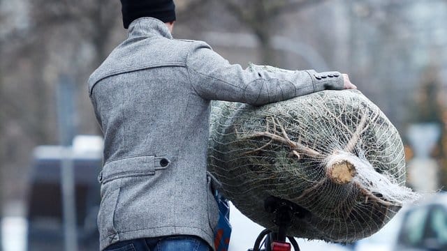 Den Weihnachtsmann auf den Lenker und Sattel legen, ist ein Möglichkeit. Den Weihnachtsmann auf den Lenker und Sattel legen, ist ein Möglichkeit.