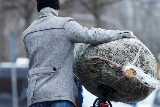 Den Weihnachtsmann auf den Lenker und Sattel legen, ist ein Möglichkeit.