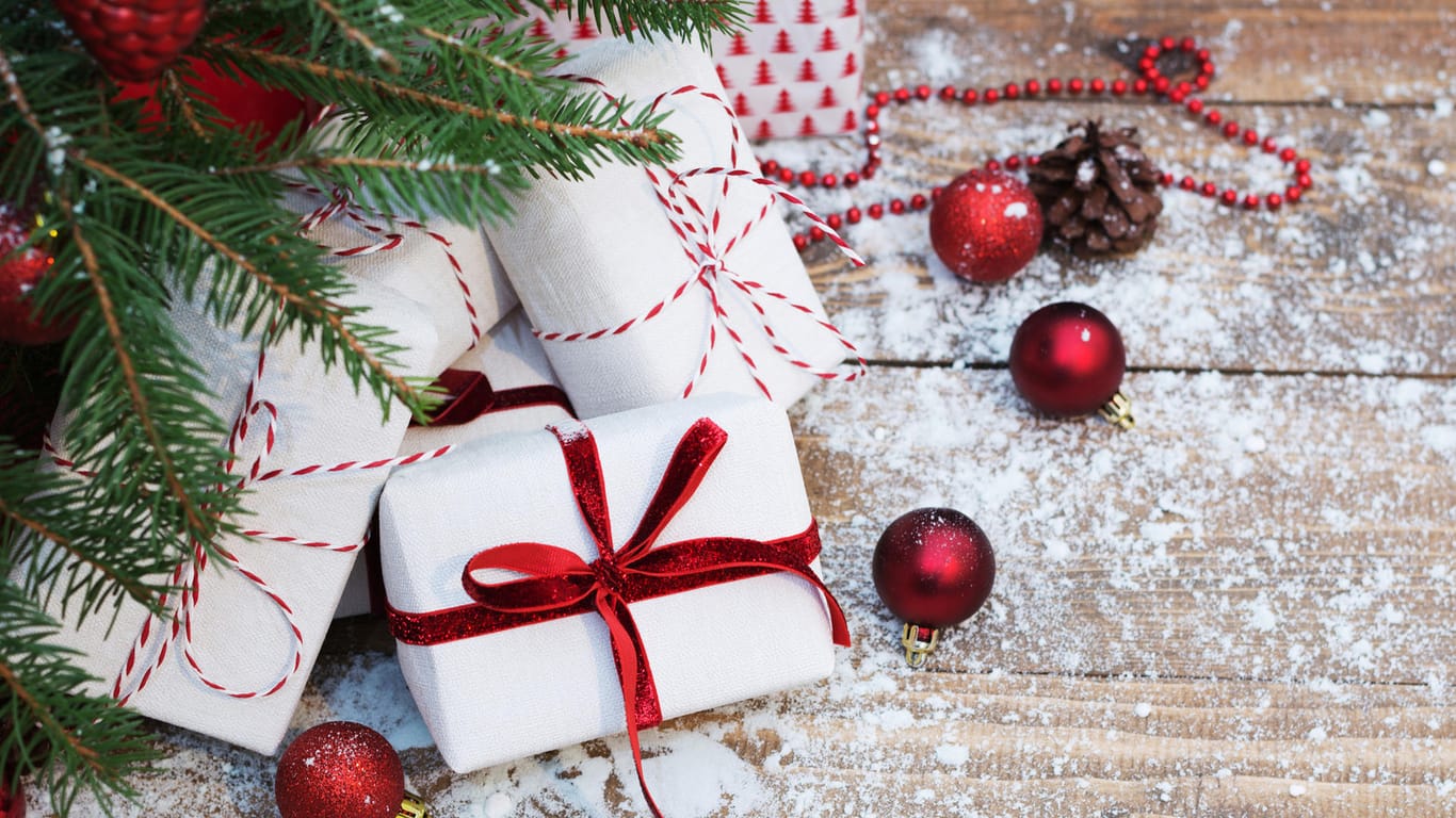 Geschenke unter einem Weihnachtsbaum: Wer online Geschenke kauft, sollte vorsichtig sein.