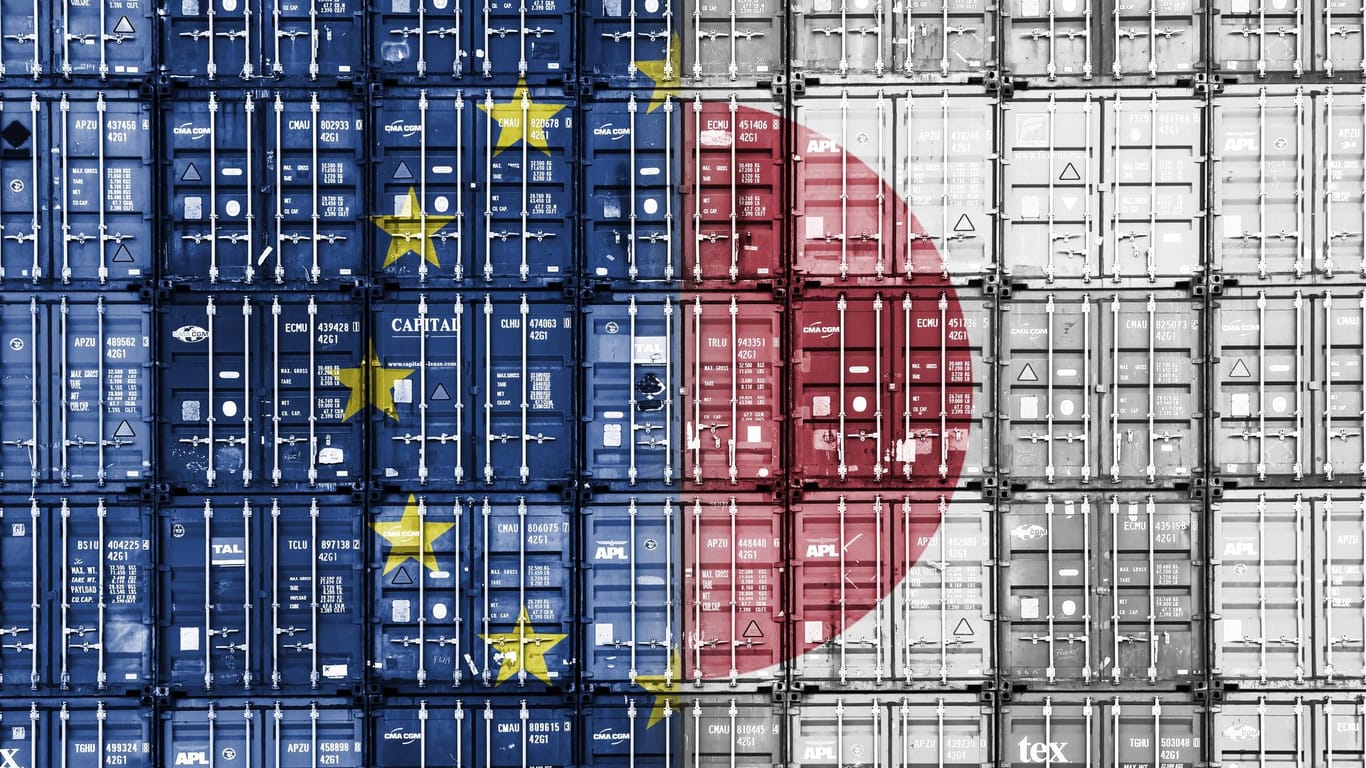 Gestapelte Container mit den Fahnen von EU und Japan: Das Freihandelsabkommen zwischen der EU und Japan könnte im Februar in Kraft treten.
