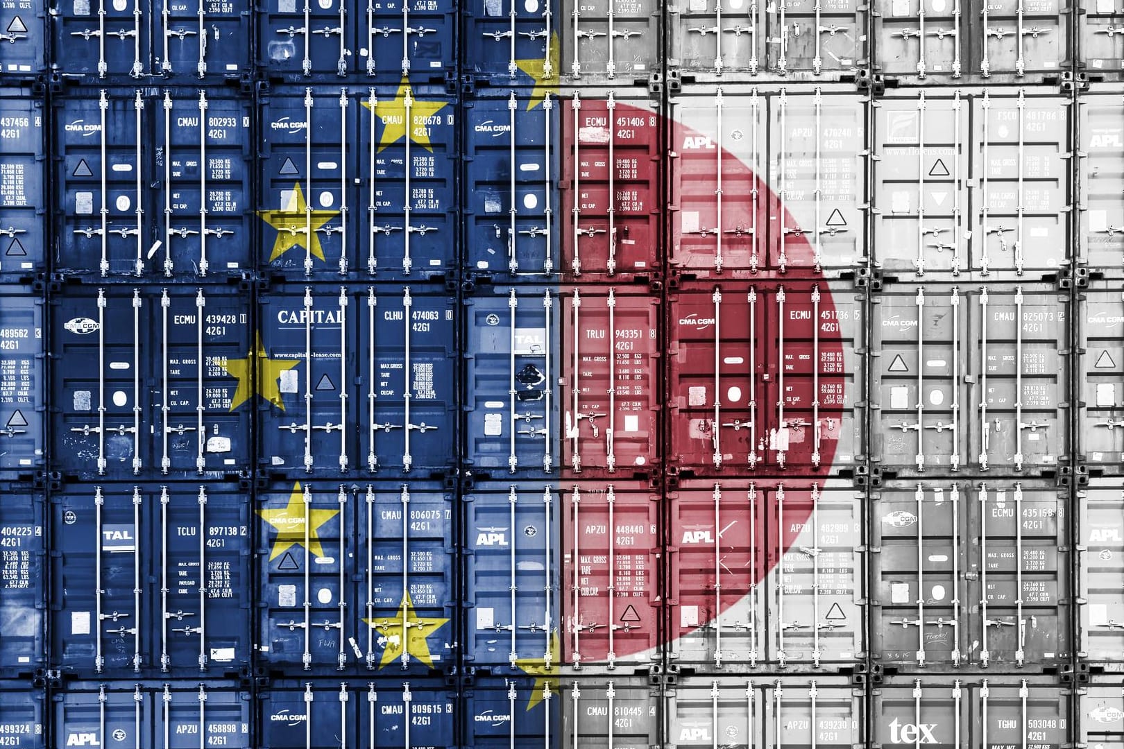 Gestapelte Container mit den Fahnen von EU und Japan: Das Freihandelsabkommen zwischen der EU und Japan könnte im Februar in Kraft treten. Gestapelte Container mit den Fahnen von EU und Japan: Das Freihandelsabkommen zwischen der EU und Japan könnte im Februar in Kraft treten.