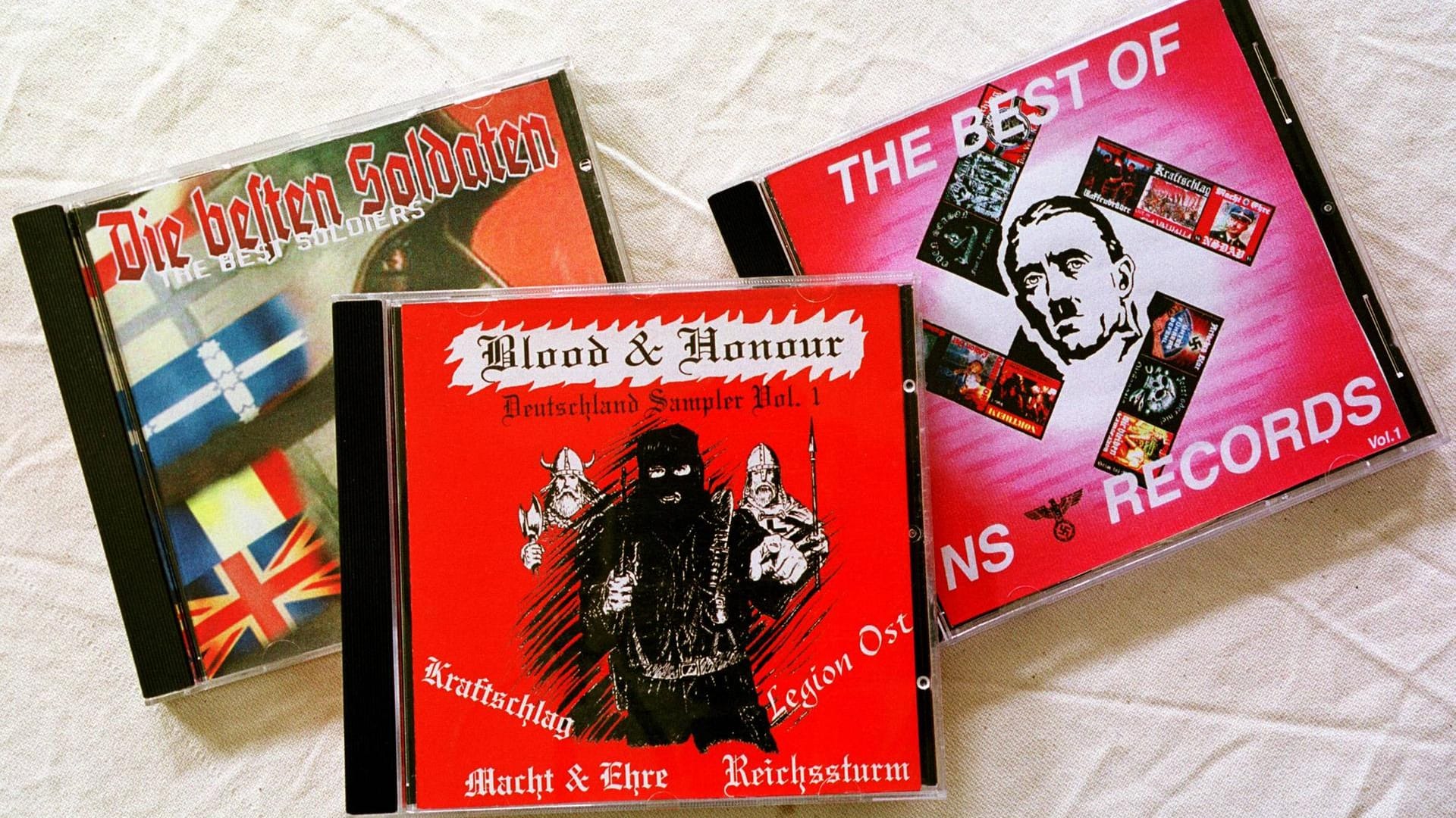 Neonazi-CDs: Die rechtsextreme Gruppe Blood & Honour soll rechtswidrige Inhalte verbreiten. Neonazi-CDs: Die rechtsextreme Gruppe Blood & Honour soll rechtswidrige Inhalte verbreiten.