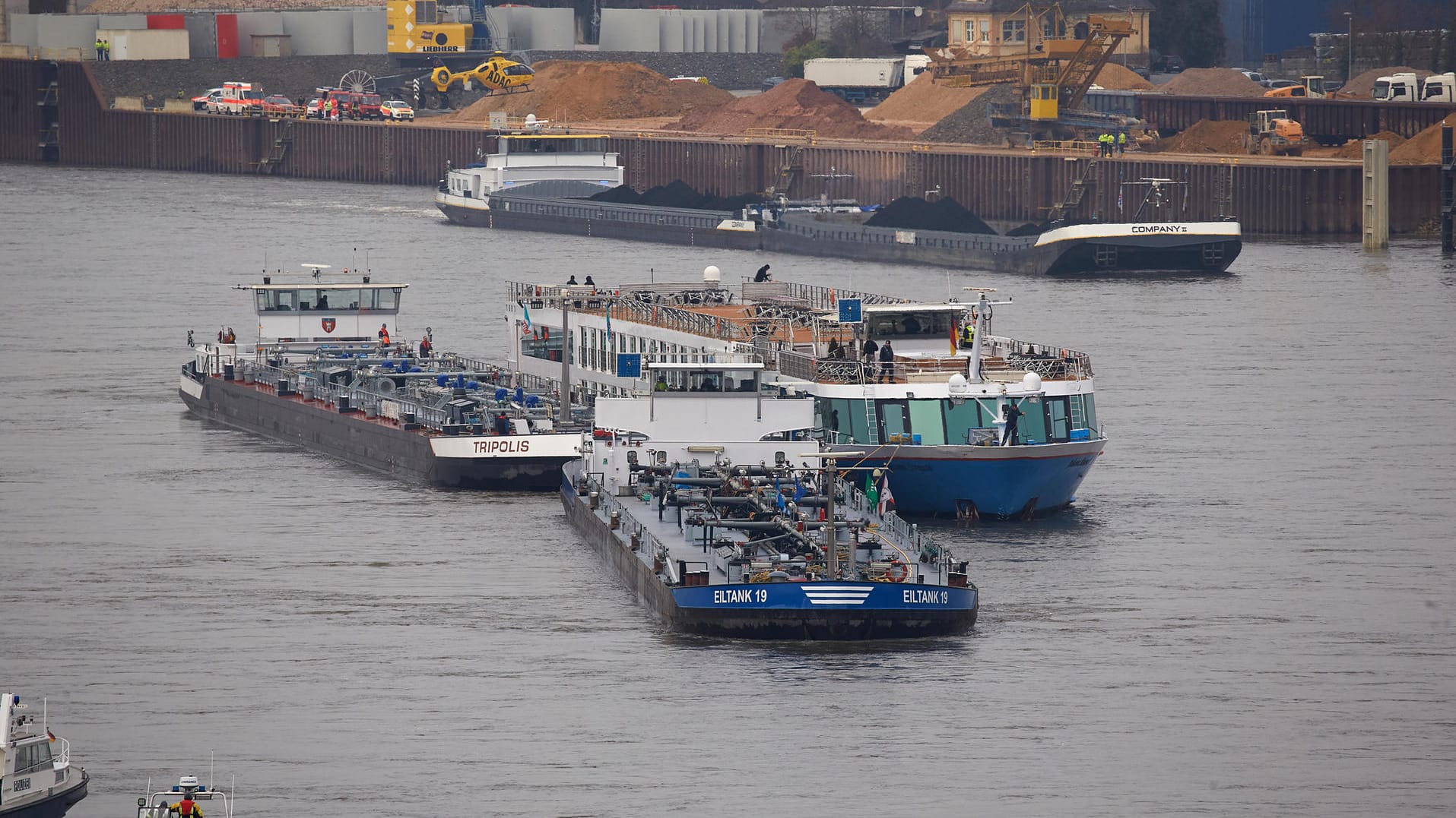 Zwei Tankschiffe sichern das Kabinenschiff: Mit den eigenen Ankern konnte das manövrierunfähige Schiff nicht zum Stehen kommen.