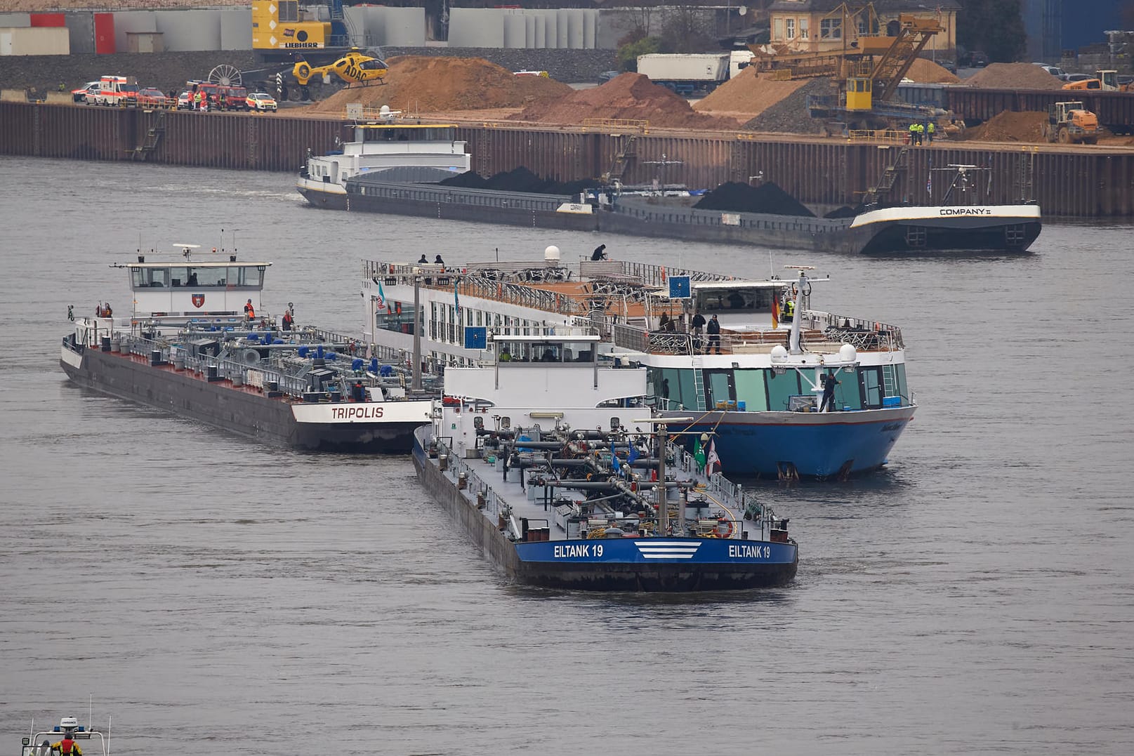 Zwei Tankschiffe sichern das Kabinenschiff: Mit den eigenen Ankern konnte das manövrierunfähige Schiff nicht zum Stehen kommen.