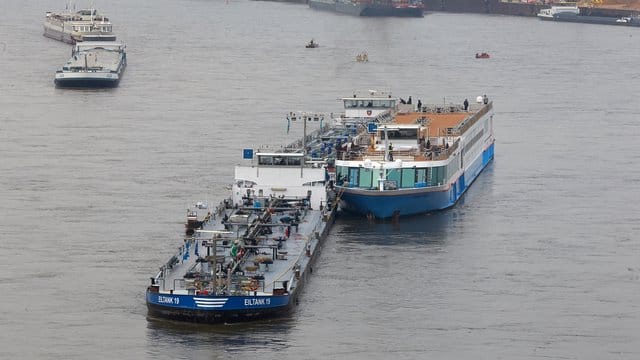 Zwei Tankschiffe sichern das Kabinenschiff, das manövrierunfähig auf dem Rhein treibt.