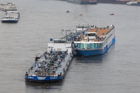 Zwei Tankschiffe sichern das Kabinenschiff, das manövrierunfähig auf dem Rhein treibt.