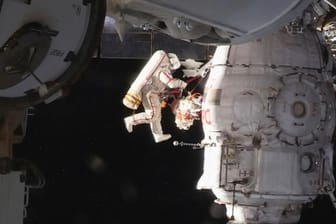 ISS-Außeneinsatz: Der russische Kosmonaut Oleg Kononenko untersucht ein mysteriöses Loch.