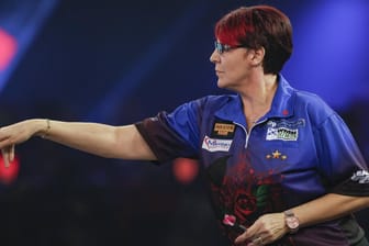 Erstmals dabei: Lisa Ashton ist eine von zwei Frauen, die die Darts-WM aufmischen wollen.