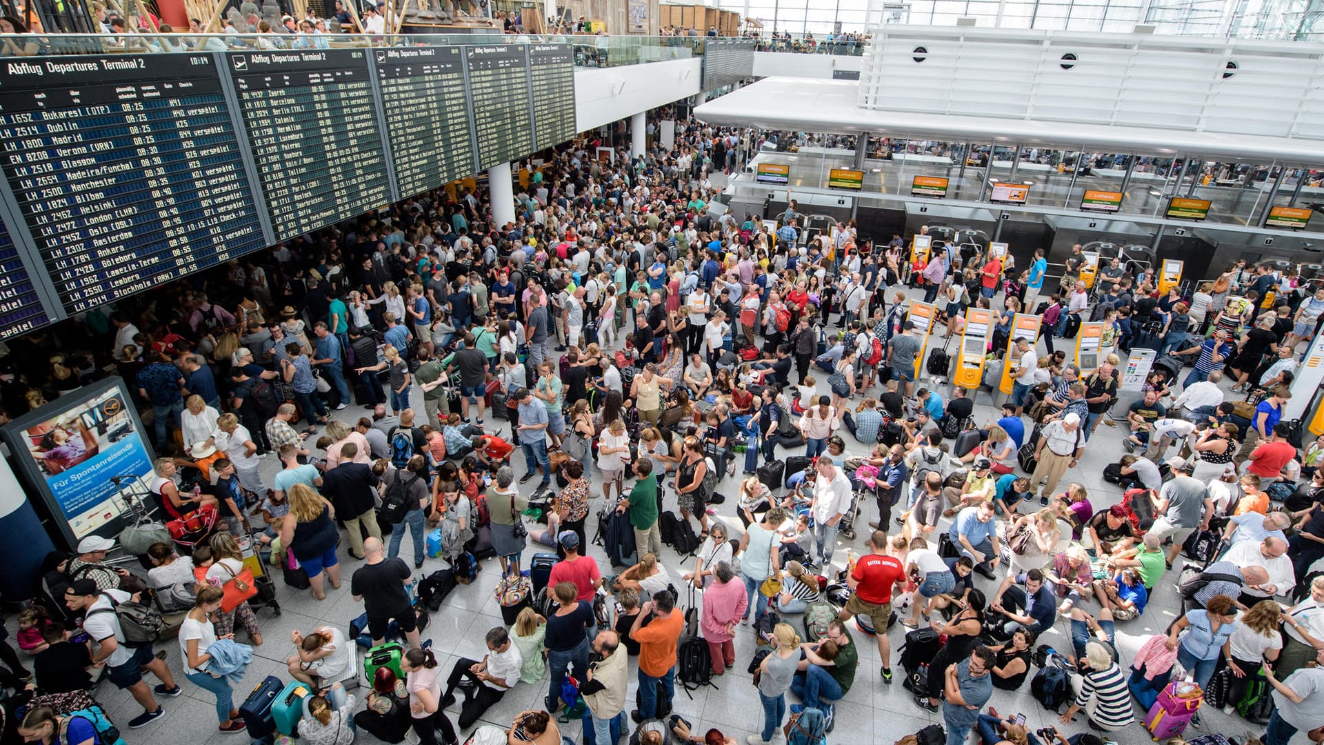 Fluggäste warten am Flughafen München: Im Sommer 2018 herrschte viel Chaos an deutschen Flughäfen.