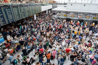 Fluggäste warten am Flughafen München: Im Sommer 2018 herrschte viel Chaos an deutschen Flughäfen.