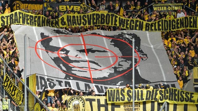 Verbot von Fahnen und Bannern gilt nur für BVB-Auswärtsspiele gegen Hoffenheim, nicht für Borussia-Heimspiele gegen 1899. Verbot von Fahnen und Bannern gilt nur für BVB-Auswärtsspiele gegen Hoffenheim, nicht für Borussia-Heimspiele gegen 1899.