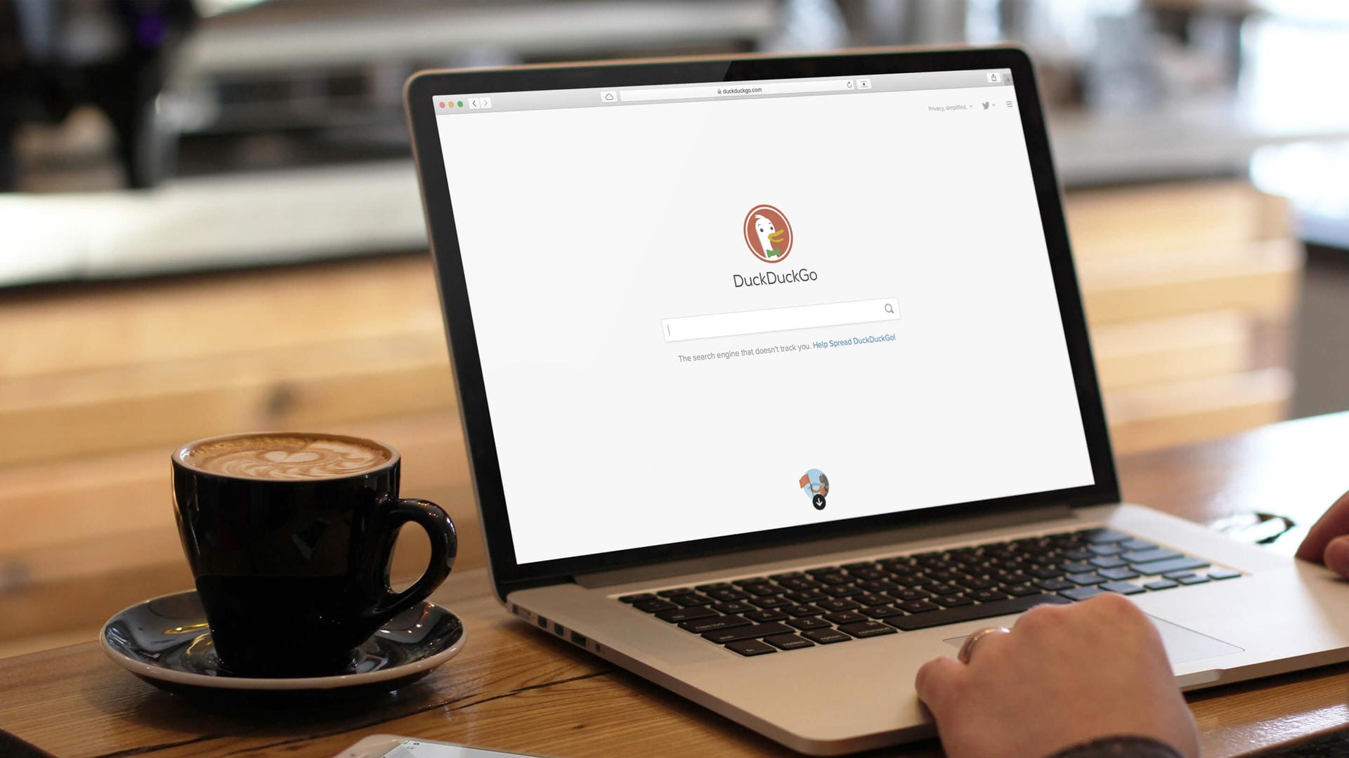 Ein Nutzer besucht die Seite DuckDuckGo: Google übergibt an den Konkurrenten die Webseite "duck.com".