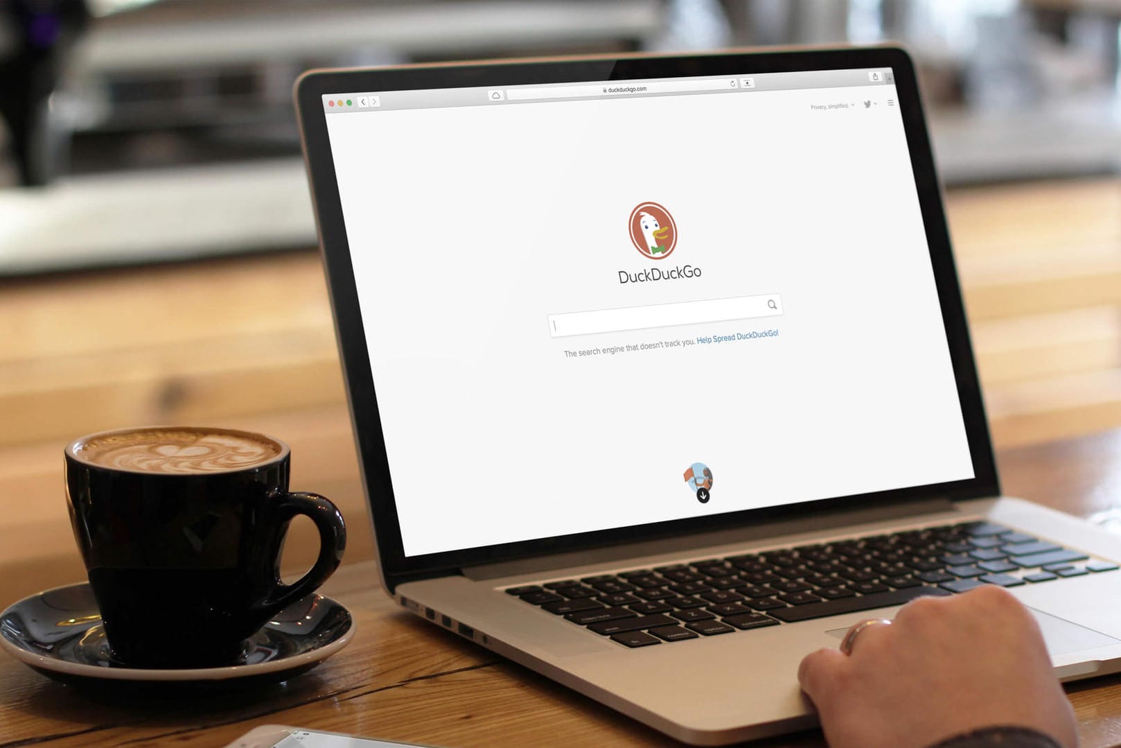 Ein Nutzer besucht die Seite DuckDuckGo: Google übergibt an den Konkurrenten die Webseite "duck.com".