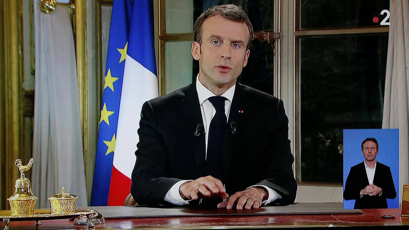 Unter Druck: Macron während der Fernsehansprache zu den Protesten.