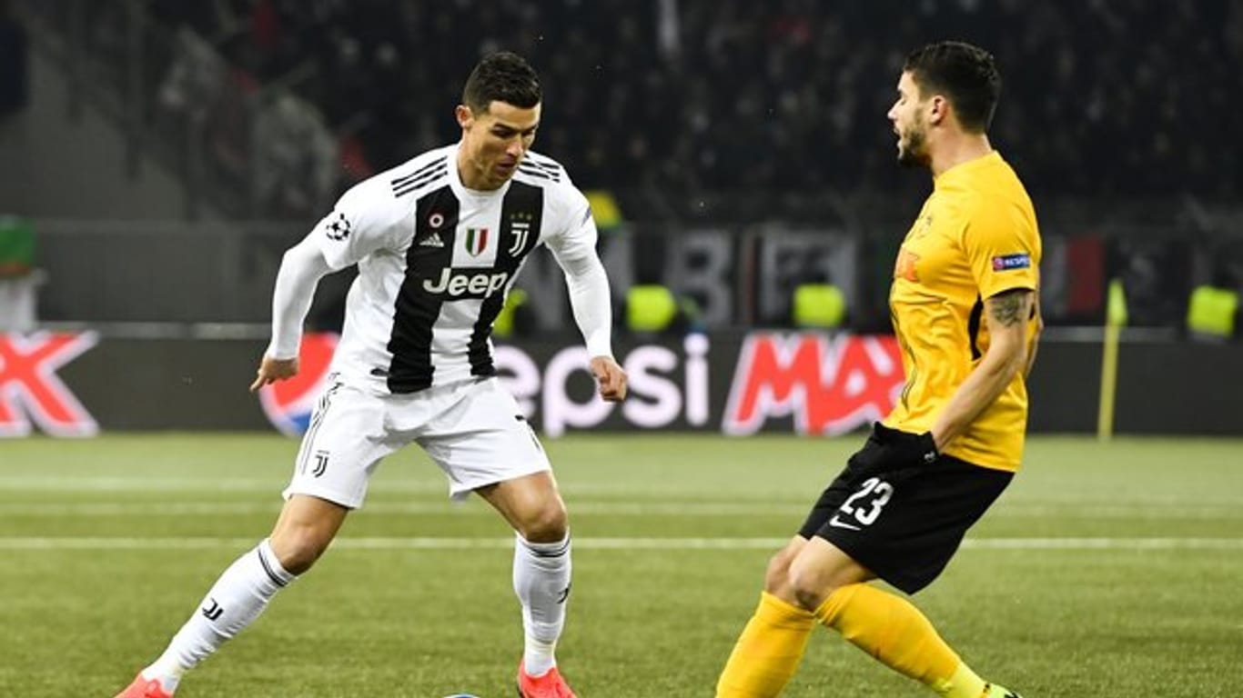 Berns Loris Benito (r) stellt sich Juve-Superstar Cristiano Ronaldo in den Weg.