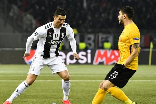 Berns Loris Benito (r) stellt sich Juve-Superstar Cristiano Ronaldo in den Weg.