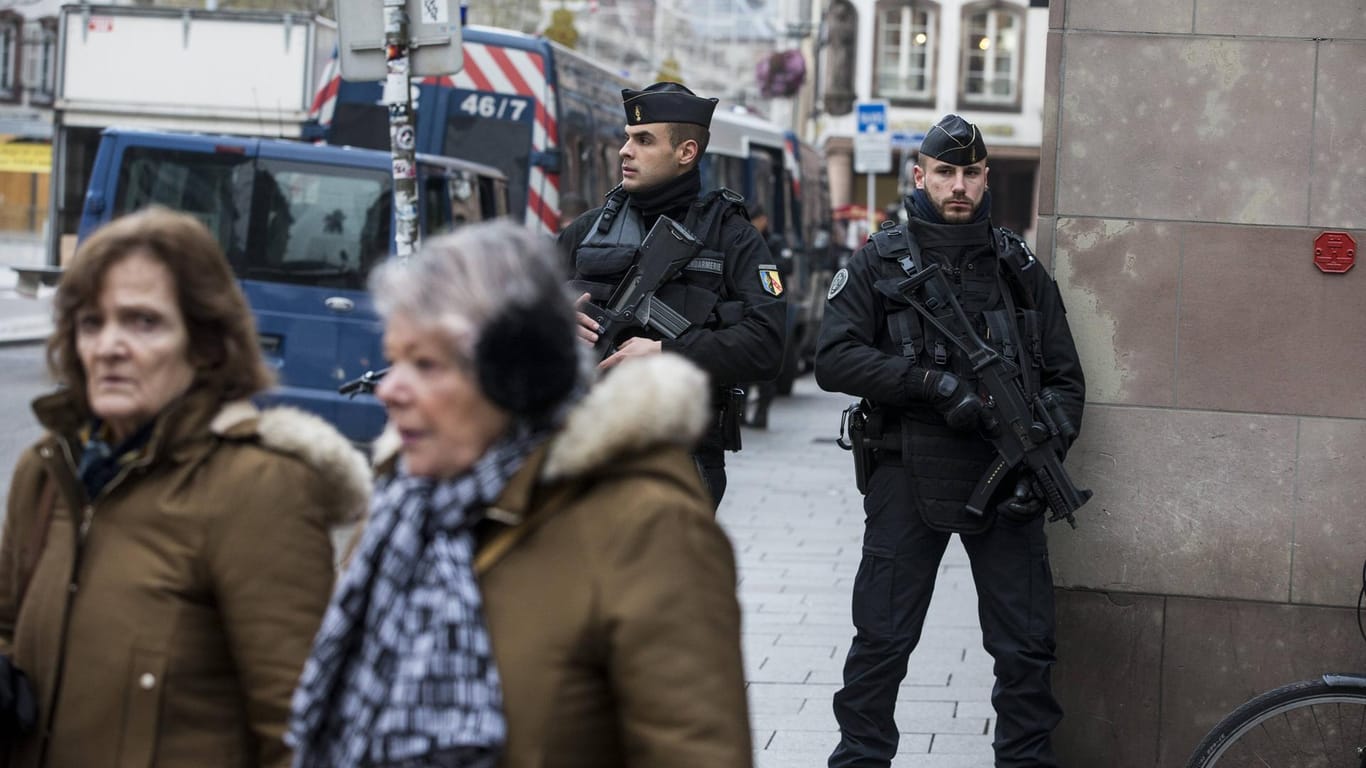 Ausnahmezustand: Polizisten am Tag nach dem Anschlag in Straßburg.