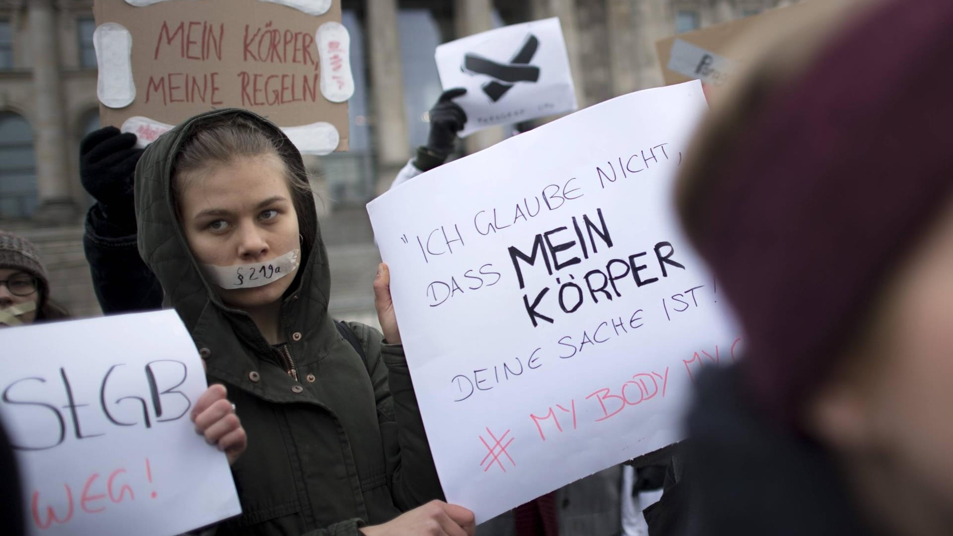 Eine Demo gegen das Abtreibungsgesetz: Die Bundesregierung hat nun einen Kompromissvorschlag für den umstrittenen Paragrafen 219a vorgelegt.