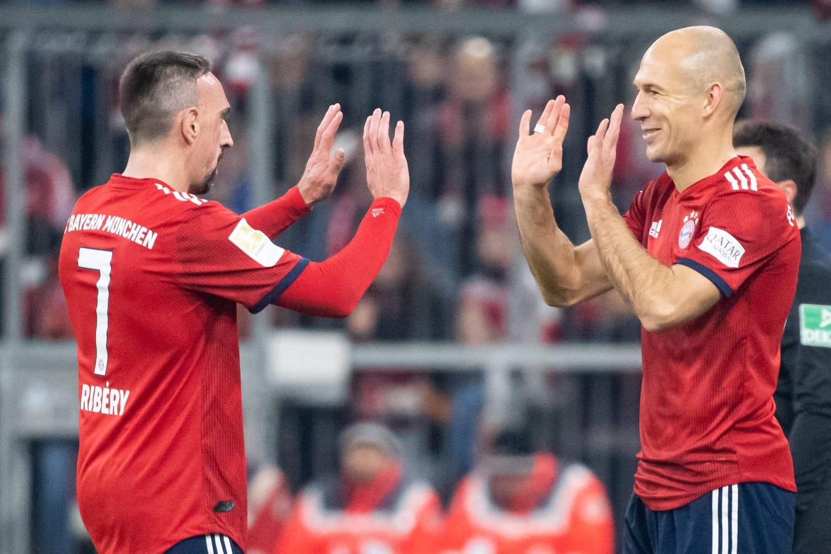 Abklatschen zum Abschied: Franck Ribéry und Arjen Robben werden den FC Bayern verlassen.