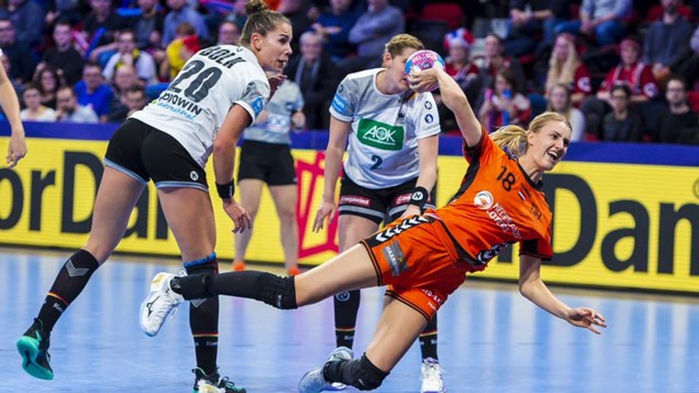 Die Niederländerin Kelly Dulfer setzt sich gegen zwei deutsche Spielerinnen durch.