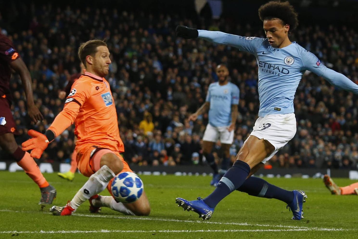 Stark in Form: Sané trifft gegen Hoffenheims Torwart Baumann.