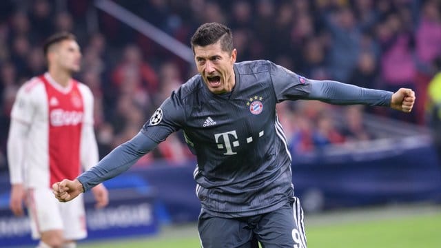 Robert Lewandowski jubelt über sein Tor zum 2:2.