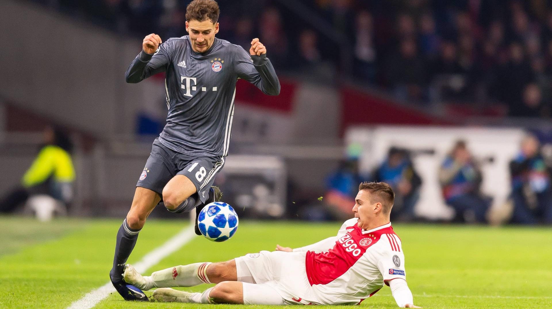 Glück für Goretzka, Rot für Wöber: Der Bayern-Profi blieb nach dieser Grätsche unverletzt, Amsterdams Verteidiger flog vom Platz.