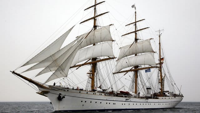 Die "Gorch Fock" wird seit Anfang 2016 von der Elsflether Werft saniert. Die "Gorch Fock" wird seit Anfang 2016 von der Elsflether Werft saniert.