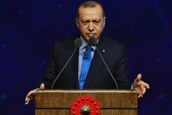Recep Tayyip Erdogan: Der türkische Präsident hat während einer Rede in Ankara eine neue Offensive gegen kurdische Truppen in Nordsyrien angekündigt. Die USA kritisieren das Vorhaben scharf.