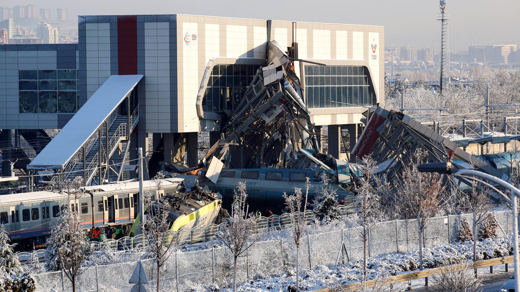 Die Unfallstelle in Ankara: Am frühen Donnerstagmorgen ist ein Schnellzug auf dem Weg von der Hauptstadt nach Konya entgleist.