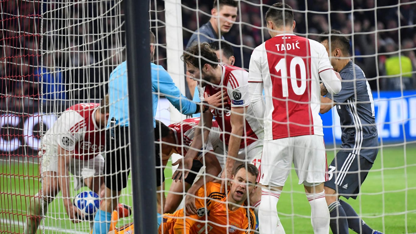 Eine von vielen Chaos-Szenen: Ajax-Spieler versuchen, Manuel Neuer den Ball zu entreißen.