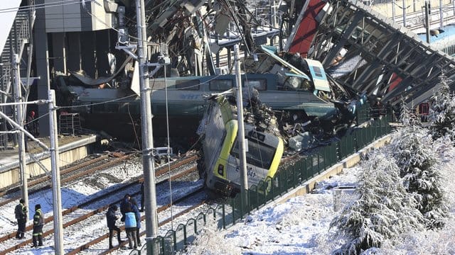 Eine Lokomotive und ein Schnellzug waren auf demselben Gleis unterwegs. Eine Lokomotive und ein Schnellzug waren auf demselben Gleis unterwegs.
