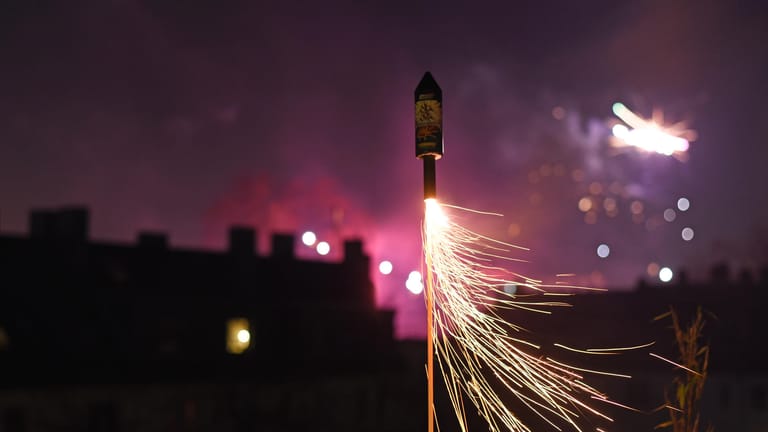 Feuerwerksrakete: Das Silvesterfeuerwerk mit Knallern, Fontänen und Raketen ist eine beliebte Tradition zum Jahreswechsel.