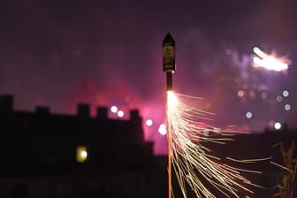 Feuerwerksrakete: Das Silvesterfeuerwerk mit Knallern, Fontänen und Raketen ist eine beliebte Tradition zum Jahreswechsel.