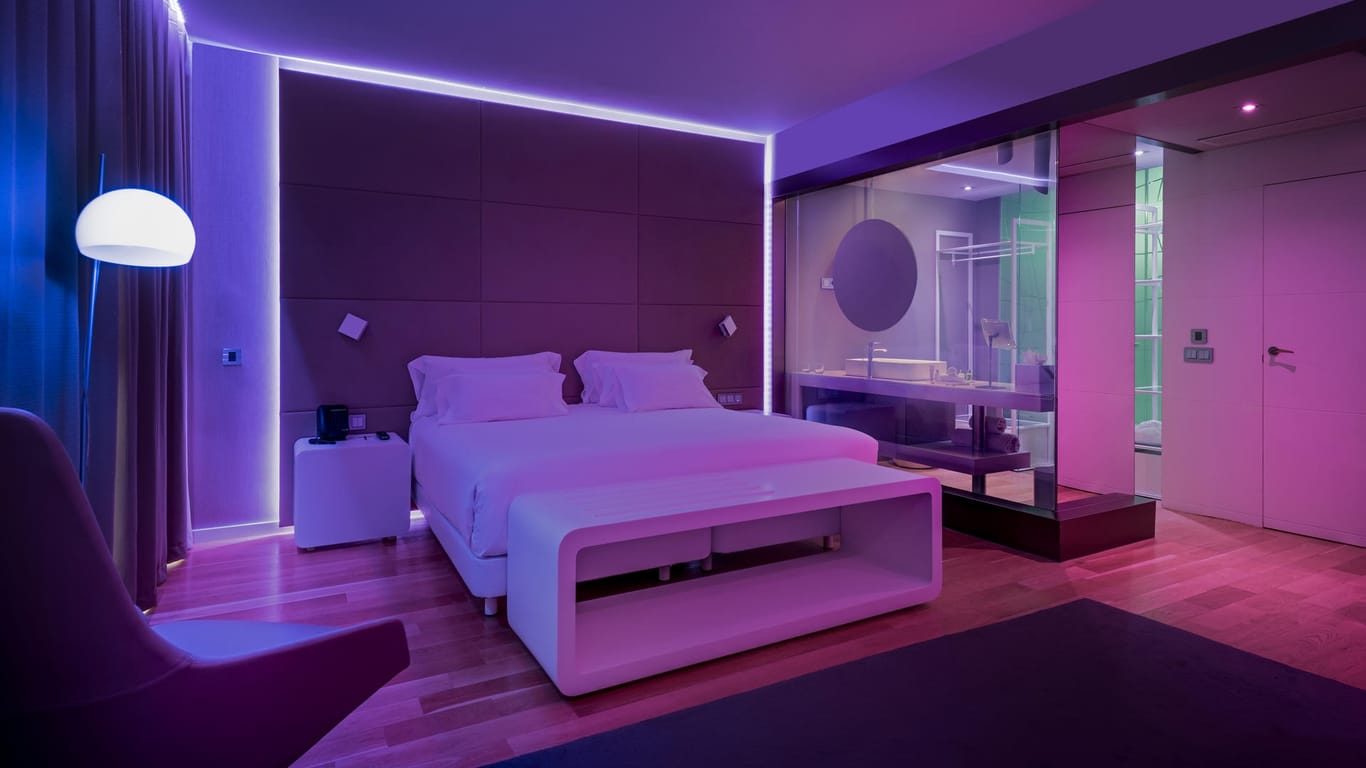 Modernes Hotelzimmer: Die NH Hotel Group hat in Häusern in Berlin und Madrid sogenannte Mood Rooms mit Licht je nach Stimmung und Tageszeit eingerichtet.