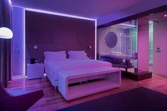 Modernes Hotelzimmer: Die NH Hotel Group hat in Häusern in Berlin und Madrid sogenannte Mood Rooms mit Licht je nach Stimmung und Tageszeit eingerichtet.