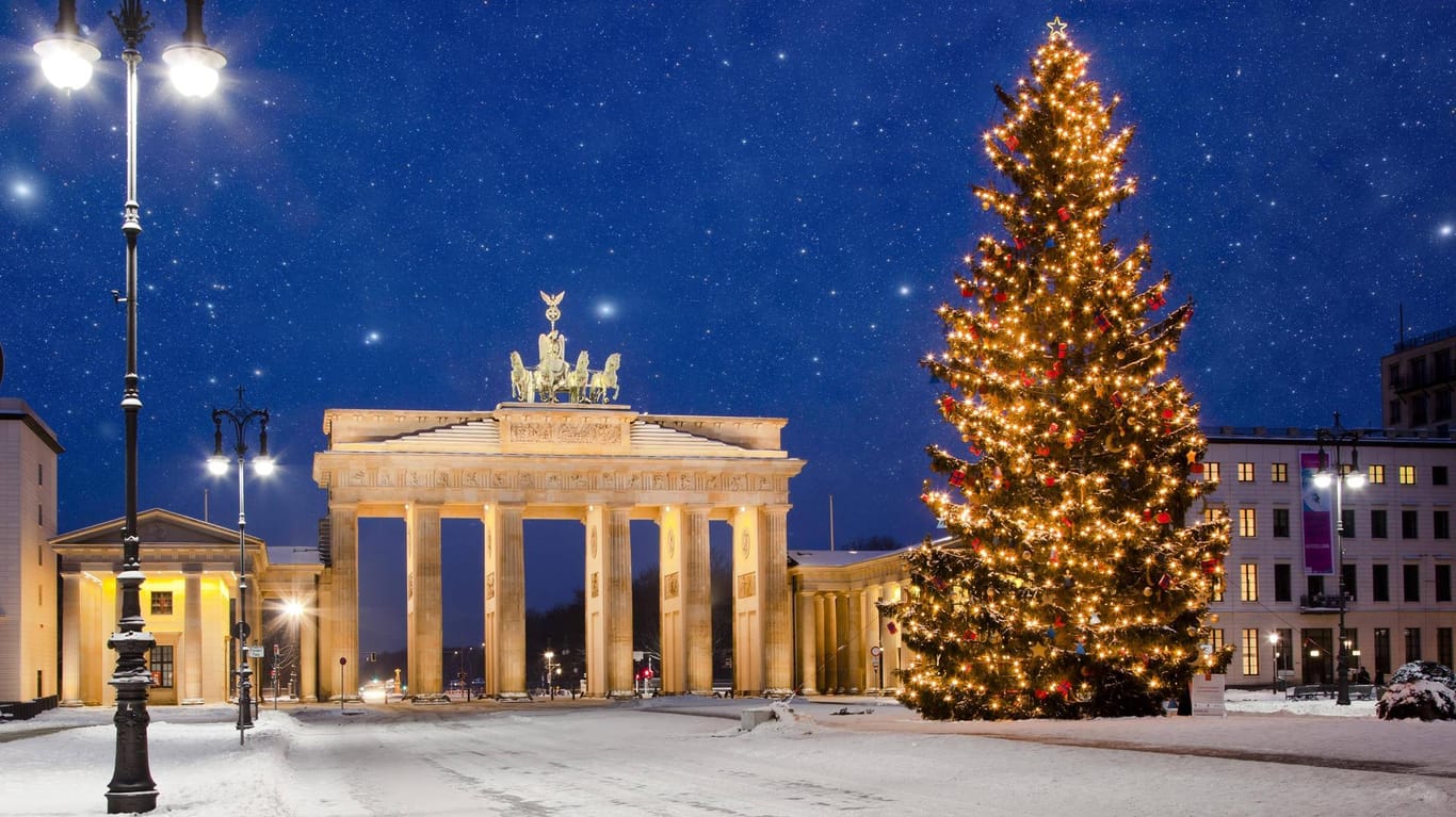 Weiße Weihnacht: So sieht das Brandenburger Tor bei leichtem Schneefall aus, leider ein Archivbild