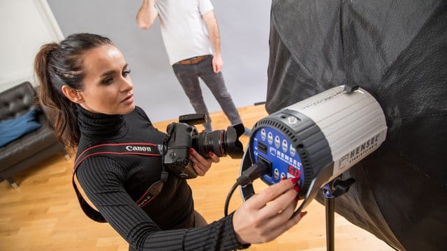 Für ein weicheres Licht setzen Profis im Studio große, schirmartige Softboxen ein, in denen ein Blitz steckt. Für ein weicheres Licht setzen Profis im Studio große, schirmartige Softboxen ein, in denen ein Blitz steckt.