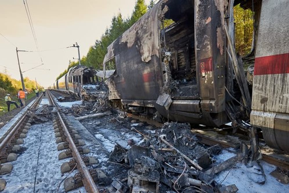 Vor dem ICE-Brand hatte sich ausgetretenes Transformatoröl im Zug entzündet.