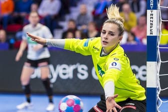 Die deutschen Handball-Frauen um Torhüterin Dinah Eckerle schieden bei der EM aus.