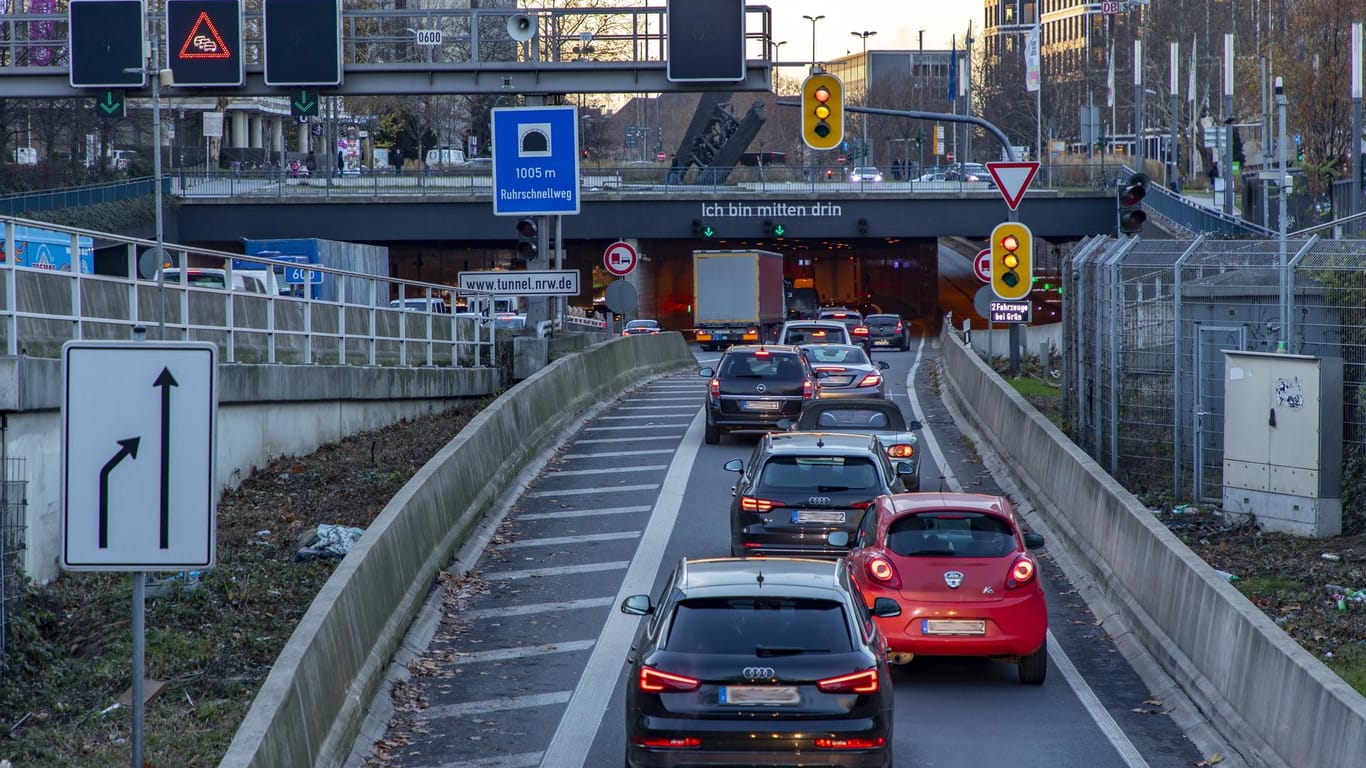 Autobahn A40 Ruhrschnellweg in Essen: Das EU-Gericht hat höhere Grenzwerte für die Euro-6-Norm für nichtig erklärt.