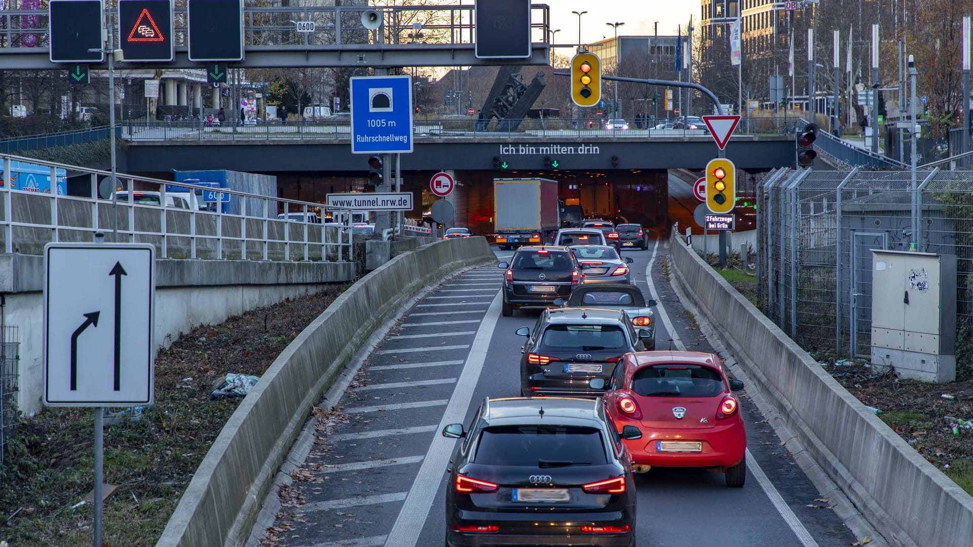 Autobahn A40 Ruhrschnellweg in Essen: Das EU-Gericht hat höhere Grenzwerte für die Euro-6-Norm für nichtig erklärt.