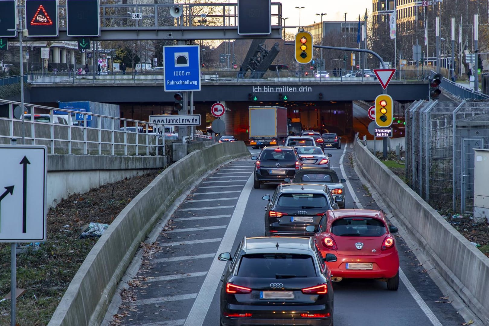 Autobahn A40 Ruhrschnellweg in Essen: Das EU-Gericht hat höhere Grenzwerte für die Euro-6-Norm für nichtig erklärt.