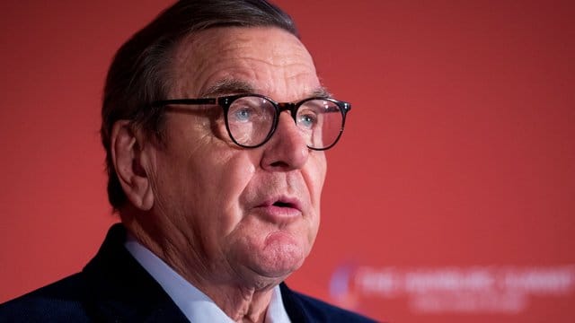 Altkanzler Gerhard Schröder befürwortet die Pläne von 96-Boss Martin Kind.